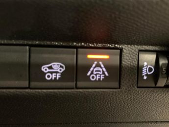 Peugeot E-208 50kWh Allure (136 ps) - ACTIVE LANE ASSIST - LED - NAV