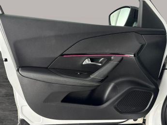 Peugeot E-2008 50kWh GT (136 ps) - BLIND SPOT ASSIST - LANE DEPARTURE  - WIFI