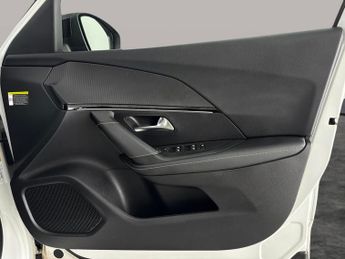 Peugeot E-2008 50kWh GT (136 ps) - BLIND SPOT ASSIST - LANE DEPARTURE  - WIFI