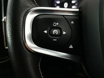 Volvo XC40 2.0 D3 R-Design Pro (150 ps) - SENSUS SAT NAV - PARK ASSIST - LE