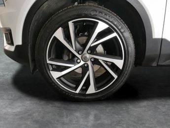 Volvo XC40 2.0 D3 R-Design Pro (150 ps) - SENSUS SAT NAV - PARK ASSIST - LE