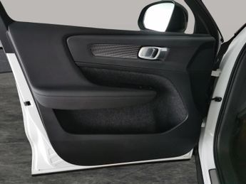 Volvo XC40 2.0 D3 R-Design Pro (150 ps) - SENSUS SAT NAV - PARK ASSIST - LE