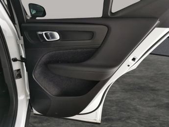 Volvo XC40 2.0 D3 R-Design Pro (150 ps) - SENSUS SAT NAV - PARK ASSIST - LE