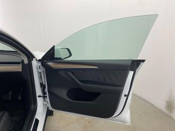 Tesla Model Y SUV RWD (346 ps) - HEATED STEERING - WIFI - BLIND SPOT ASSIST