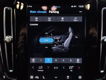 Volvo XC40 Recharge 69kWh Core (231 ps) - BLACK ROOF RAILS - PARK ASSIST - 