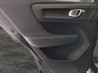 Volvo XC40 Recharge 69kWh Core (231 ps) - BLACK ROOF RAILS - PARK ASSIST - 