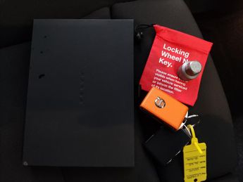 Volvo XC40 Recharge 69kWh Core (231 ps) - BLACK ROOF RAILS - PARK ASSIST - 