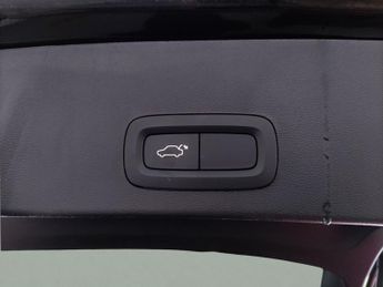 Volvo XC40 Recharge 69kWh Core (231 ps) - BLACK ROOF RAILS - PARK ASSIST - 