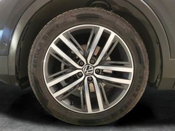 Volkswagen Tiguan 1.5 TSI Elegance DSG (150 ps) - REVERSE CAM - HEATED SEATS - NAV