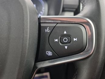 Volvo XC40 1.5h T4 Recharge 10.7kWh Plus Plug-in (211 ps) - PARK ASSIST - L