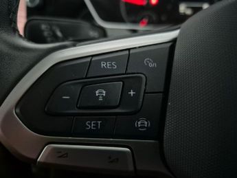 Volkswagen T-cross 1.0 TSI Active DSG (110 ps) - NAV - BLIND SPOT ASSIST - WIFI