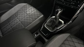 Volkswagen T-Roc 1.5 TSI R-Line DSG (150 ps) - DIGITAL DASH - AIR CON - AUTO HEAD