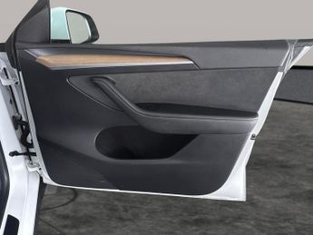 Tesla Model Y (Dual Motor) Long Range 4WDE (384 bhp) - HEATED STEERING - WIFI