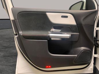 Mercedes-Benz EQA EQA 300 66.5kWh AMG Line 4MATIC (228 ps) - ADAPTIVE LIGHTS - HEA