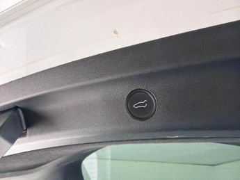 Tesla Model Y (Dual Motor) Long Range 4WDE (384 bhp) - KEYLESS ENTRY - 360 CAM