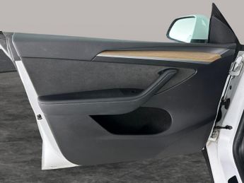 Tesla Model Y (Dual Motor) Long Range 4WDE (384 bhp) - KEYLESS ENTRY - 360 CAM