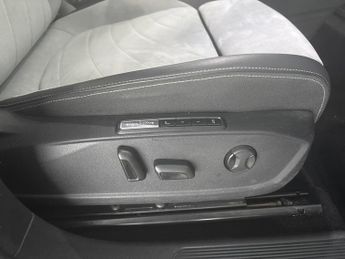 Volkswagen ID.3 Pro S 77kWh Tour (4 Seat) (204 ps) - KEYLESS ENTRY - 360 CAM - P