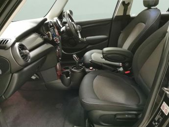 Mini Hatch 1.5 Cooper Classic Steptronic (136 ps) - LED - BLUETOOTH - CLIMA