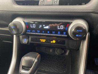 Toyota RAV4 2.5 VVT-h GPF Design CVT 4WD (222 ps) - LED - REVERSE CAM - NAV