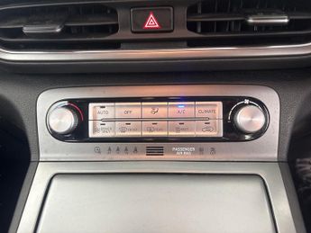 Hyundai Kona 39kWh SE Connect (10.5kW Charger) (136 ps) - LANE DEPARTURE  - B