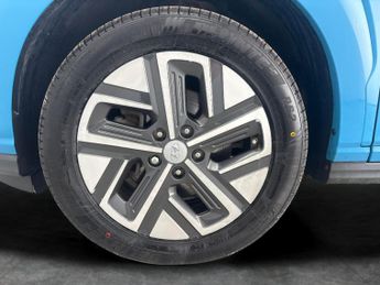 Hyundai Kona 39kWh SE Connect (10.5kW Charger) (136 ps) - LANE DEPARTURE  - B