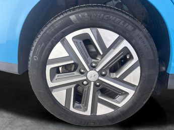 Hyundai Kona 39kWh SE Connect (10.5kW Charger) (136 ps) - LANE DEPARTURE  - B