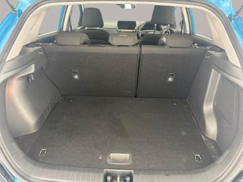 Hyundai Kona 39kWh SE Connect (10.5kW Charger) (136 ps) - LANE DEPARTURE  - B