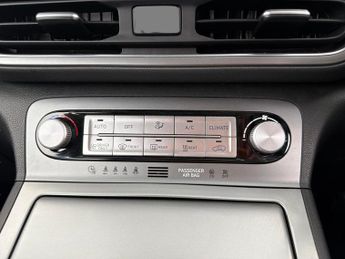 Hyundai Kona 39kWh SE Connect (10.5kW Charger) (136 ps) - LANE DEPARTURE  - B