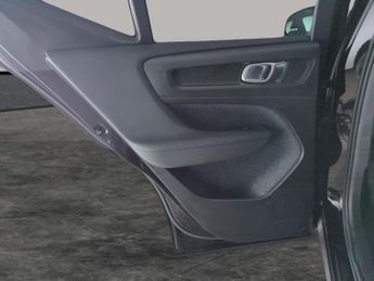 Volvo XC40 Recharge 69kWh Core (231 ps) - BLACK ROOF RAILS - ACTIVE LANE AS