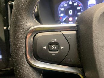 Volvo XC40 1.5h T5 Twin Engine Recharge 10.7kWh R-Design Pro Plug-in (262 p