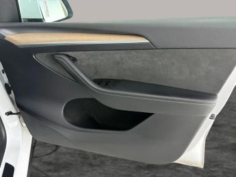 Tesla Model Y (Dual Motor) Long Range 4WDE (384 bhp) - KEYLESS ENTRY - 360 CAM