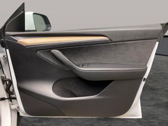 Tesla Model Y SUV RWD (346 ps) - HEATED STEERING - WIFI - BLIND SPOT ASSIST