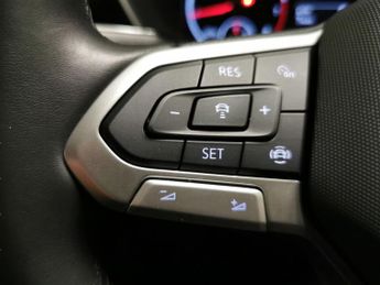 Volkswagen T-cross 1.0 TSI Active DSG (110 ps) - PARK SENSORS - 17IN ALLOYS - AIR C