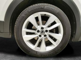 Volkswagen T-cross 1.0 TSI Active DSG (110 ps) - PARK SENSORS - 17IN ALLOYS - AIR C