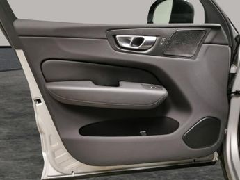Volvo XC60 2.0h T6 Recharge 18.8kWh Plus Plug-in AWD (350 ps) - ADAPT CRUIS