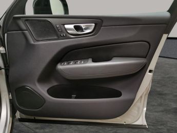 Volvo XC60 2.0h T6 Recharge 18.8kWh Plus Plug-in AWD (350 ps) - ADAPT CRUIS