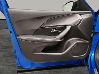 Peugeot E-2008 50kWh GT Premium (136 ps) - KEYLESS ENTRY - LED - REVERSE CAM