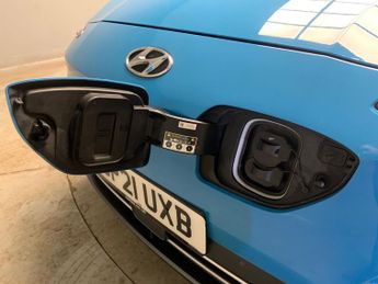 Hyundai Kona 39kWh Premium (10.5kW Charger) (136 ps) - HEATED SEATS - HEATED 