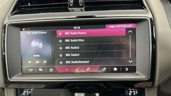 Jaguar F-PACE 2.0 D180 Portfolio AWD (180 ps) - BLUETOOTH - PADDLE SHIFT