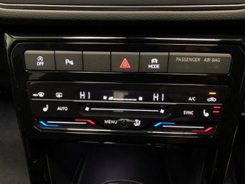 Volkswagen T-cross 1.0 TSI R-Line DSG (115 ps) - HEATED SEATS - NAV - BLUETOOTH