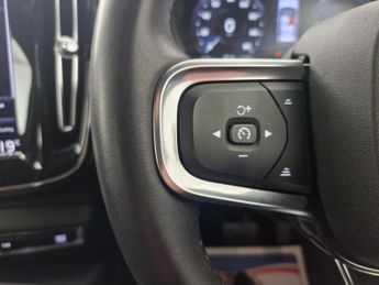 Volvo XC40 1.5h T4 Recharge 10.7kWh Plus Plug-in (211 ps) - PARK ASSIST - L