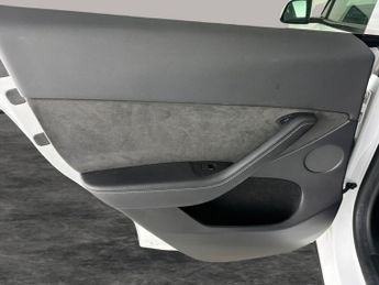 Tesla Model Y (Dual Motor) Long Range 4WDE (384 bhp) - KEYLESS ENTRY - 360 CAM