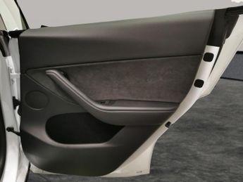 Tesla Model Y SUV RWD (346 ps) - HEATED STEERING - WIFI - BLIND SPOT ASSIST