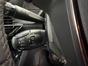 Peugeot E-2008 50kWh Allure Premium + (7kW Charger) (136 ps) - LED - REVERSE CA