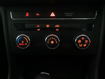 Seat Leon 1.6 TDI SE Dynamic ST DSG (115 ps) - PARK SENSORS - 17IN ALLOYS