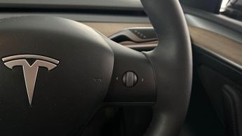 Tesla Model Y (Dual Motor) Long Range 4WDE (384 bhp) - HEATED STEERING - WIFI