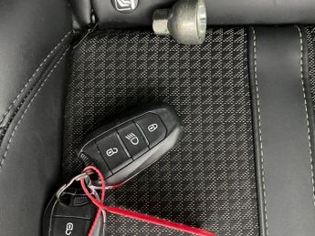 Peugeot E-2008 50kWh GT (136 ps) - BLIND SPOT ASSIST - LANE DEPARTURE  - BLUETO