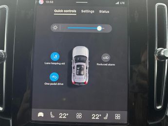Volvo XC40 Recharge 69kWh Core (231 ps) - BLACK ROOF RAILS - PARK ASSIST - 
