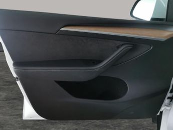 Tesla Model Y (Dual Motor) Long Range 4WDE (384 bhp) - REVERSE CAM - NAV - LEA
