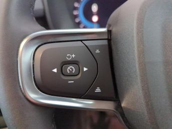 Volvo XC40 Recharge 69kWh Core (231 ps) - BLACK ROOF RAILS - ACTIVE LANE AS